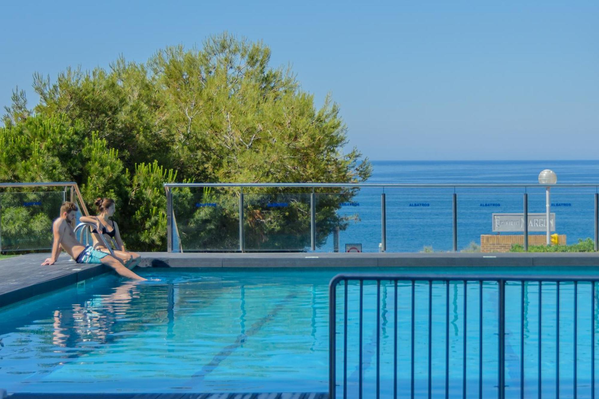Beach Family Apartments Салоу Экстерьер фото